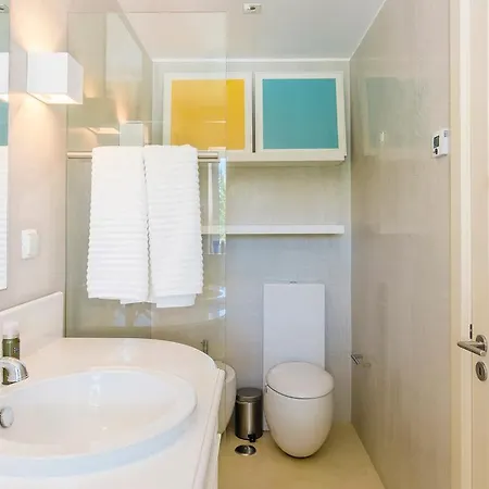 Sleeps 16 With Pool Air Con And Wifi